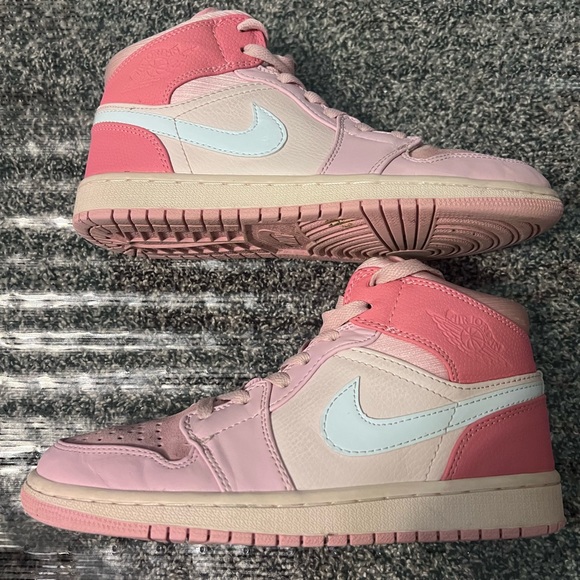 Pink jordan 1s